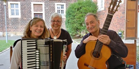 Gerda Ottner (Mitte) begüßte Stefani-Hoffmann und Guy Bitan, die für fröhliche Musik beim Ehemaligentreffen sorgten.